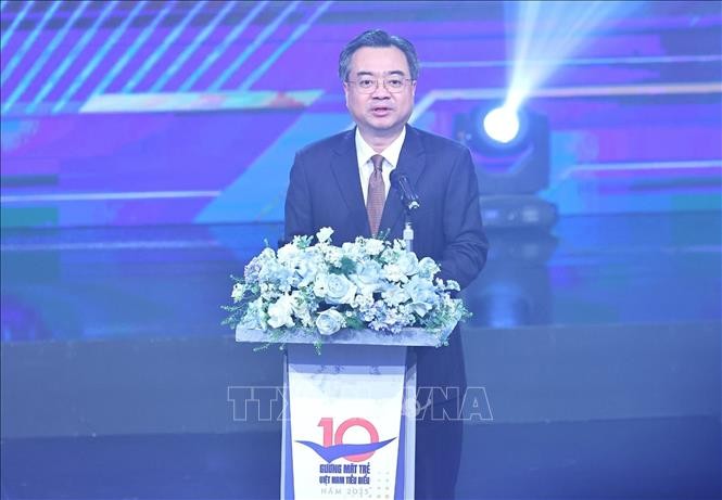 2  guong-mat-tre-250326-2.jpg