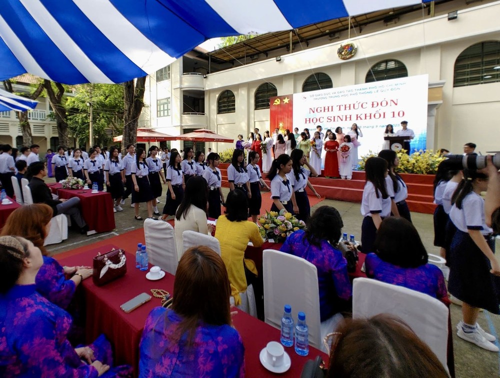 春和坊黎贵惇高中学校2025—2026学年十年级学生欢迎仪式。