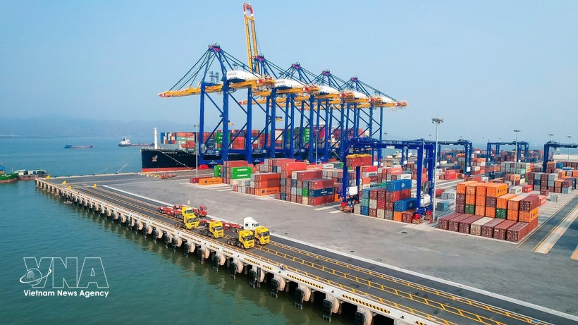 海防市沥县国际港口 。