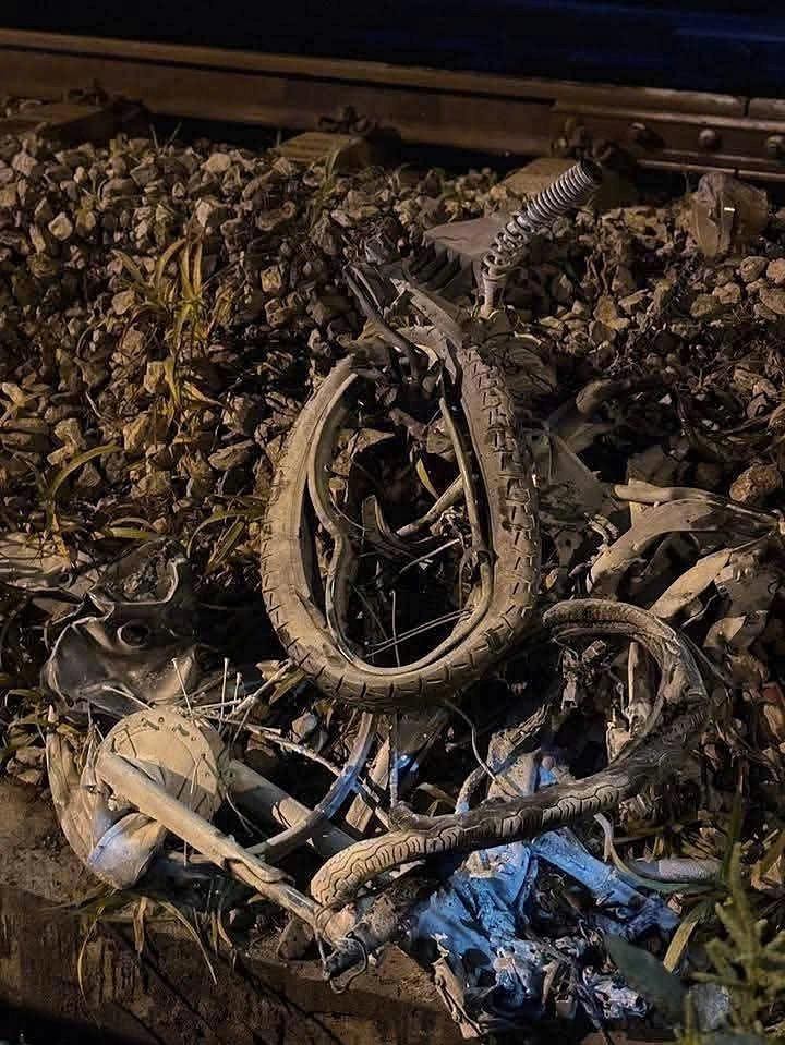  3月27日晚上在河内市上福乡发生事故后，摩托车被撞坏。