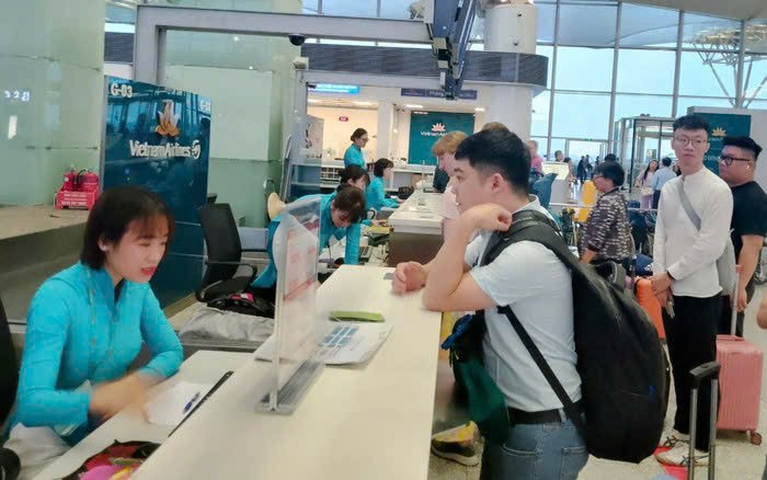 乘客办理登机手续。