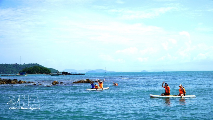 游客在海盗岛群岛沿岸体验划立桨板（SUP）和潜水捕捞海鲜。 