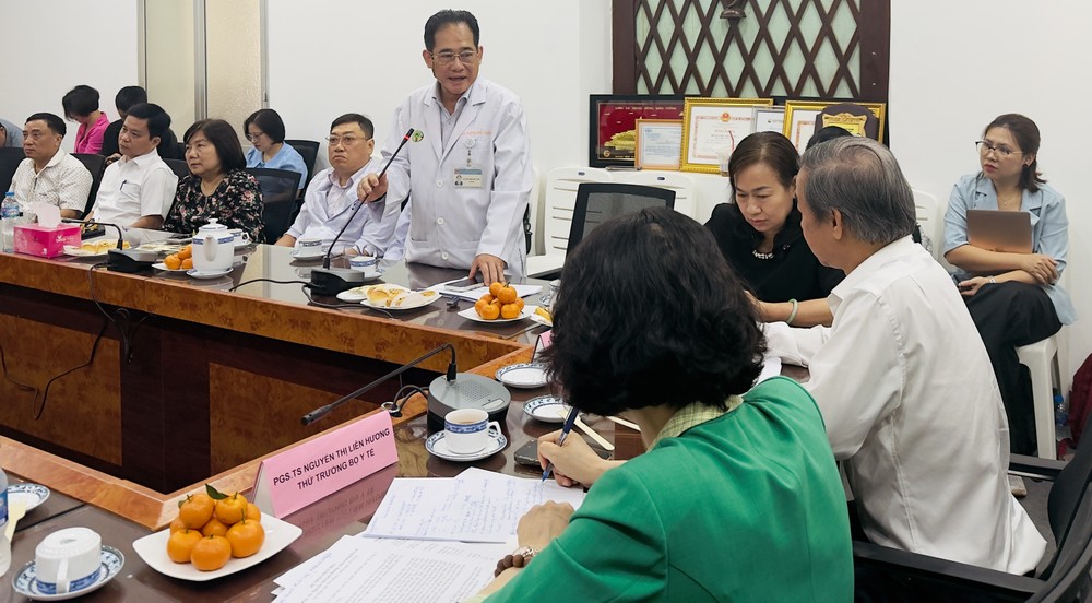 第二儿童医院代表在会议上汇报。