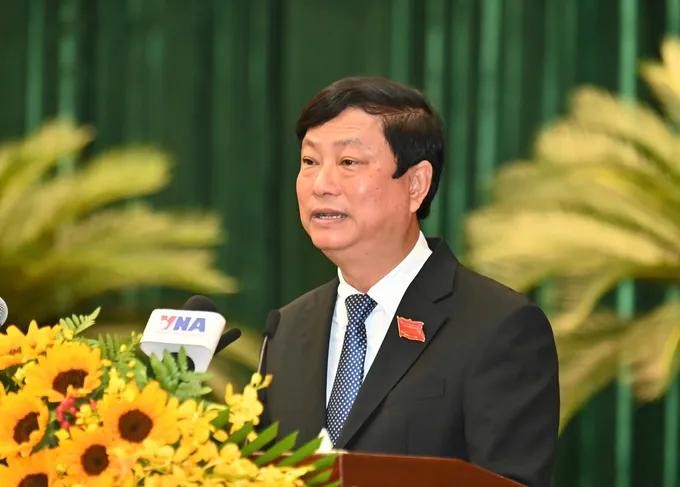 胡志明市人民议会主席武文明在会上致辞。