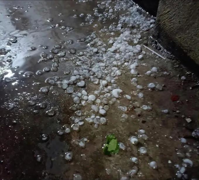 3月30日上午，河内出现冰雹天气。图片由市民提供。