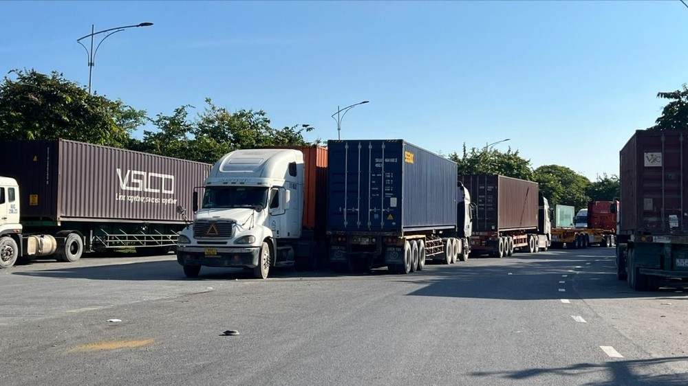 卡车、集装箱车停满滨艺街两侧。