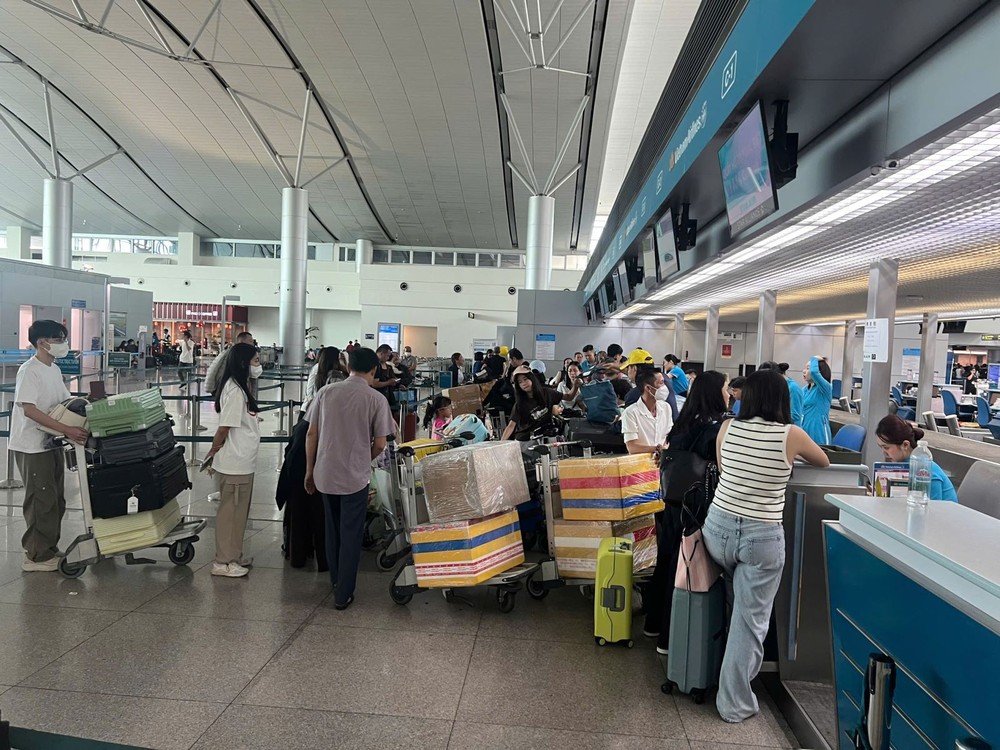 民众在胡志明市新山一机场办理登机手续。