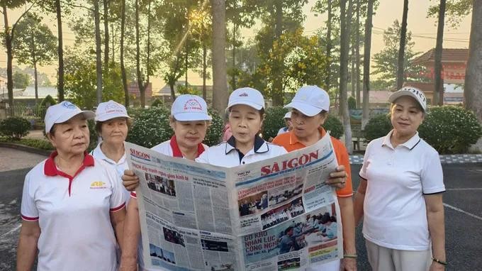 党员与居民在晨练后阅读报刊。