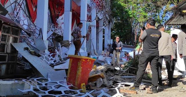 印尼地震造成房屋倒塌。（图：美联社）