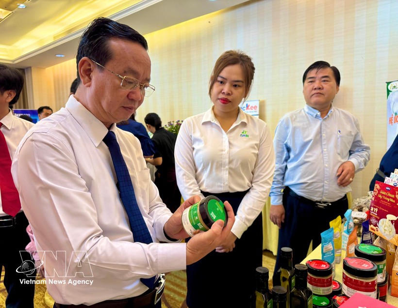 胡志明市人委会副主席裴明盛参观活动期间举行的创新创意产品展示活动。