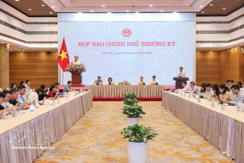 政府办公厅主任陈文山部长4月4日下午在河内主持3月政府例行新闻发布会。