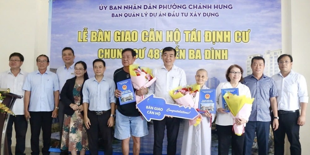  政兴坊人委会在巴亭码头481号公寓举办第一期安置公寓房移交仪式。