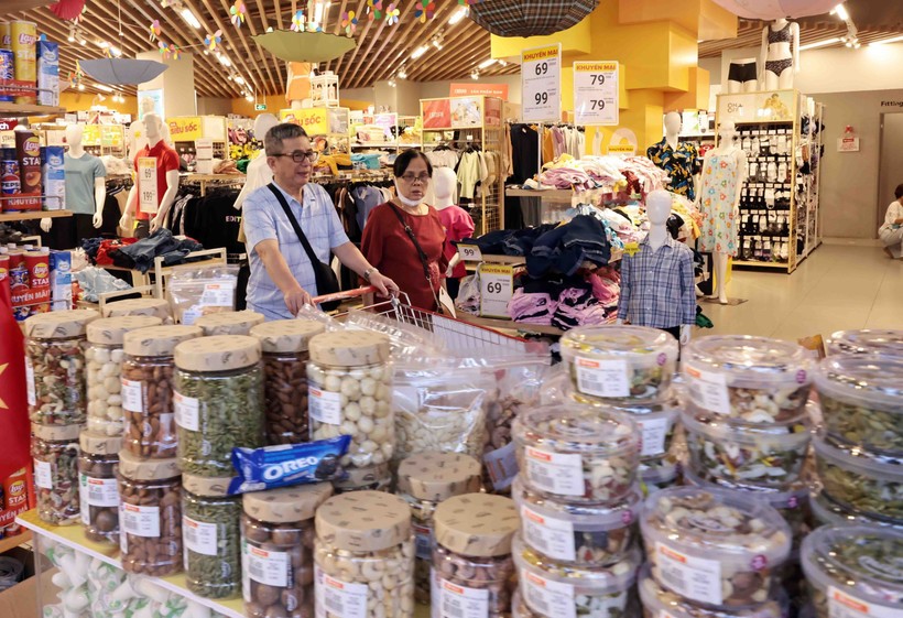 人们在河内纸桥的WinMart超市购物。图自越通社 