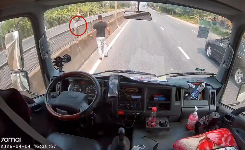 李文素及时紧急刹车，冲出驾驶室救下小孩。 图：视频截图