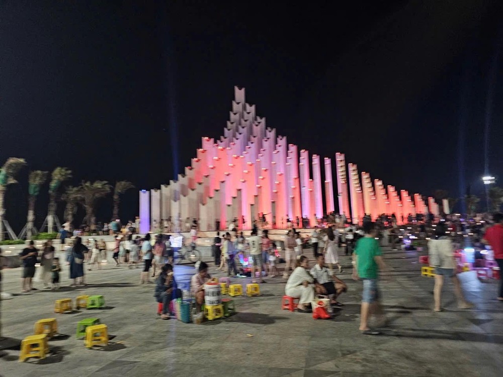 三胜塔周边流动摊贩密集。