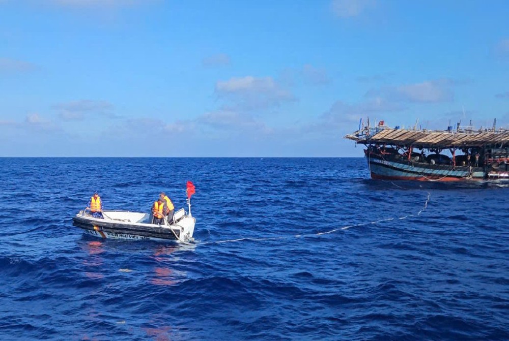 KN475号船战士在海上接近编号QNg 90251 TS渔船。