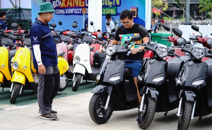 民众选购电动摩托车。