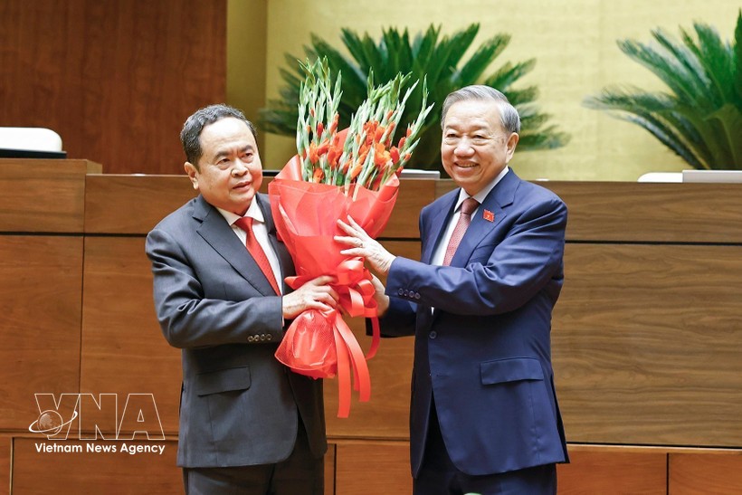 党中央总书记苏林向第十六届国会主席陈青敏赠送鲜花祝贺。