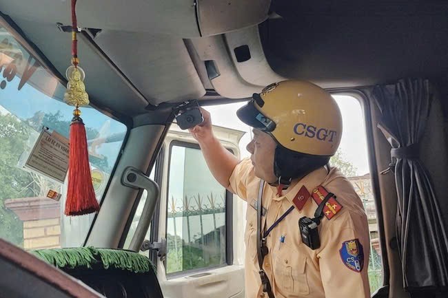 交警正在检查行车记录仪。