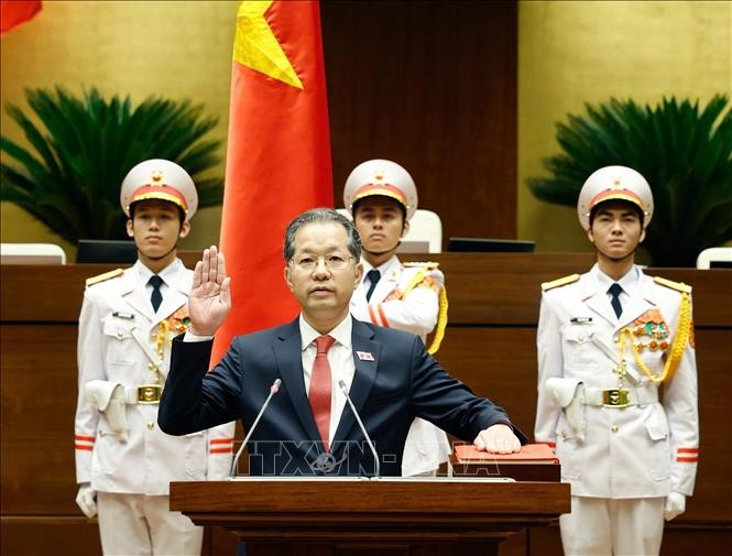 最高人民法院院长阮文广宣誓就职。