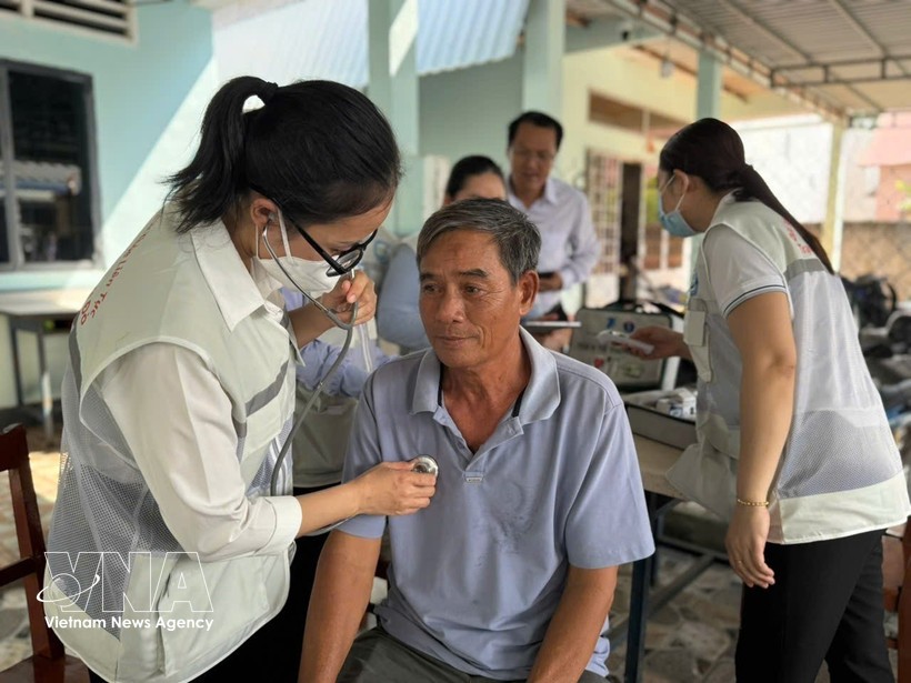 居民区连续健康服务医疗队为民众进行检查。