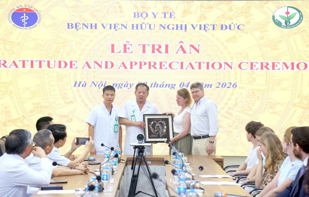 越德友谊医院领导感恩O.S.W.家属的崇高义举。