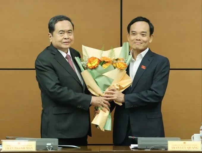 国会主席陈青敏于4月8日下午向胡志明市市委书记陈留光赠送鲜花祝贺。