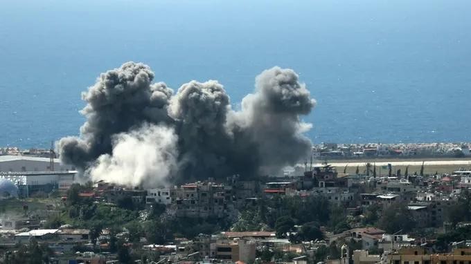  连续空袭令首都贝鲁特剧烈震动，形成巨大的烟柱直冲天空。