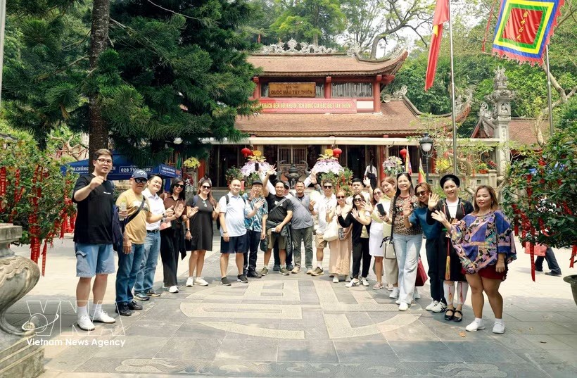 国际游客参观富寿省旅游景点。