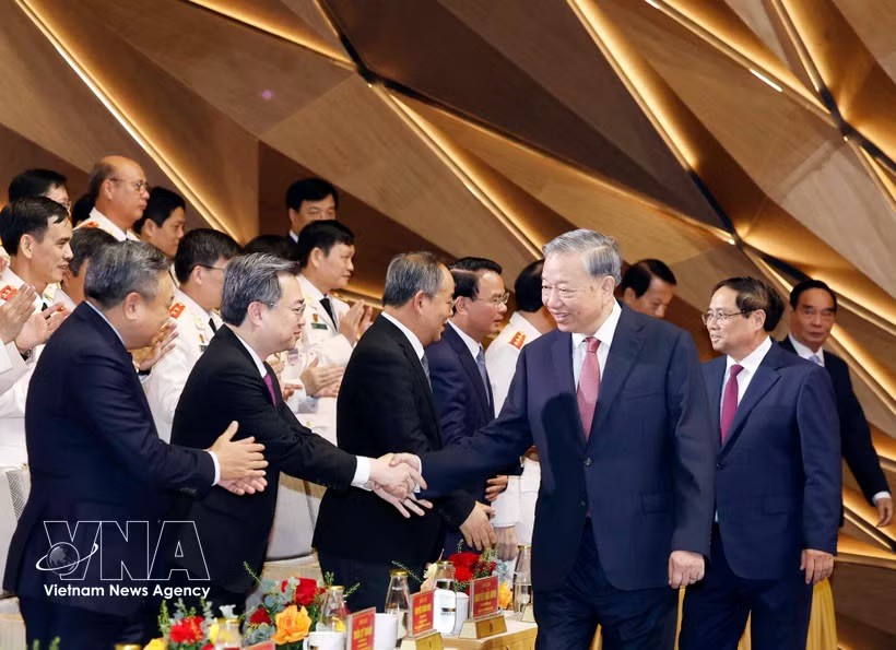 党中央总书记、国家主席苏林在河内出席人民公安参谋力量传统日80周年纪念典礼。