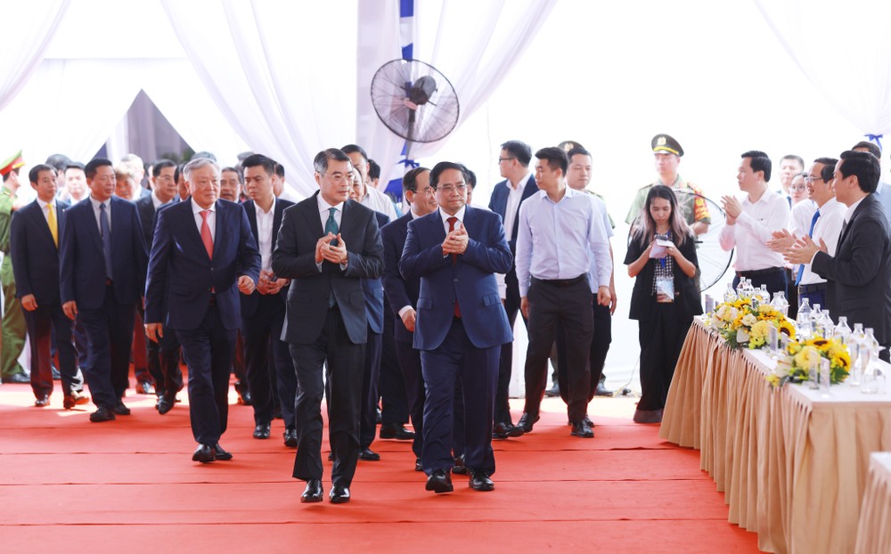 政府总理黎明兴与政府原总理范明政及各位代表出席动工仪式。