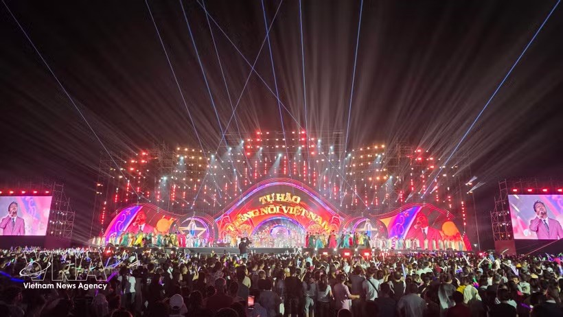 第17届全国广播节开幕式暨“新纪元的声音”艺术节目在广宁省下龙坊“十·三〇” 广场举行。