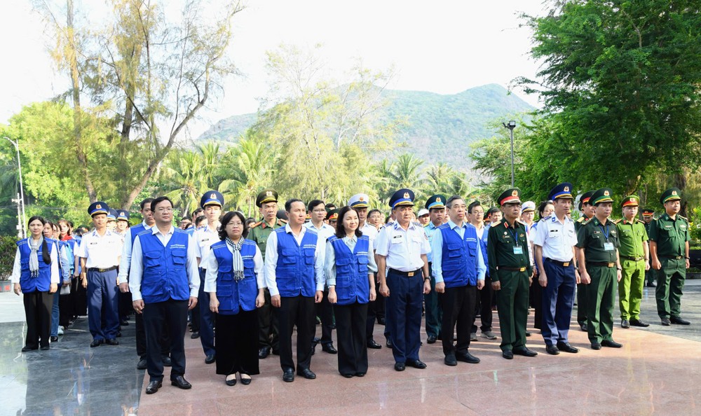 代表团在杭胶陵园献花、上香。