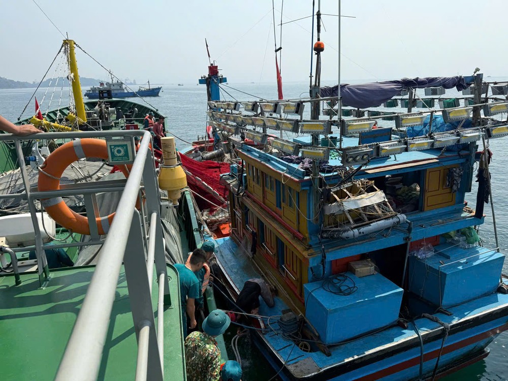 常备民兵海队在山茶海域救援QNg 48988 TS号渔船。