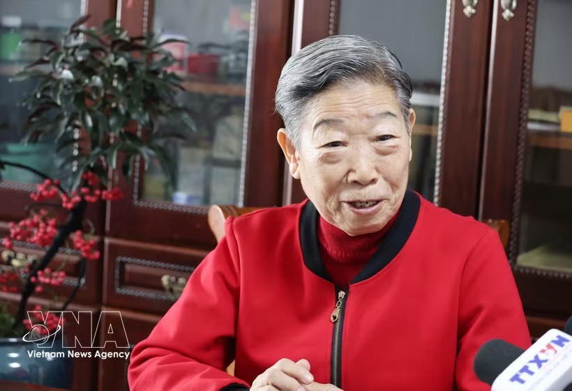 中国对越友好人士、原桂林南溪山医院医护人员于淑惠女士接受越通社驻中国记者的采访。 