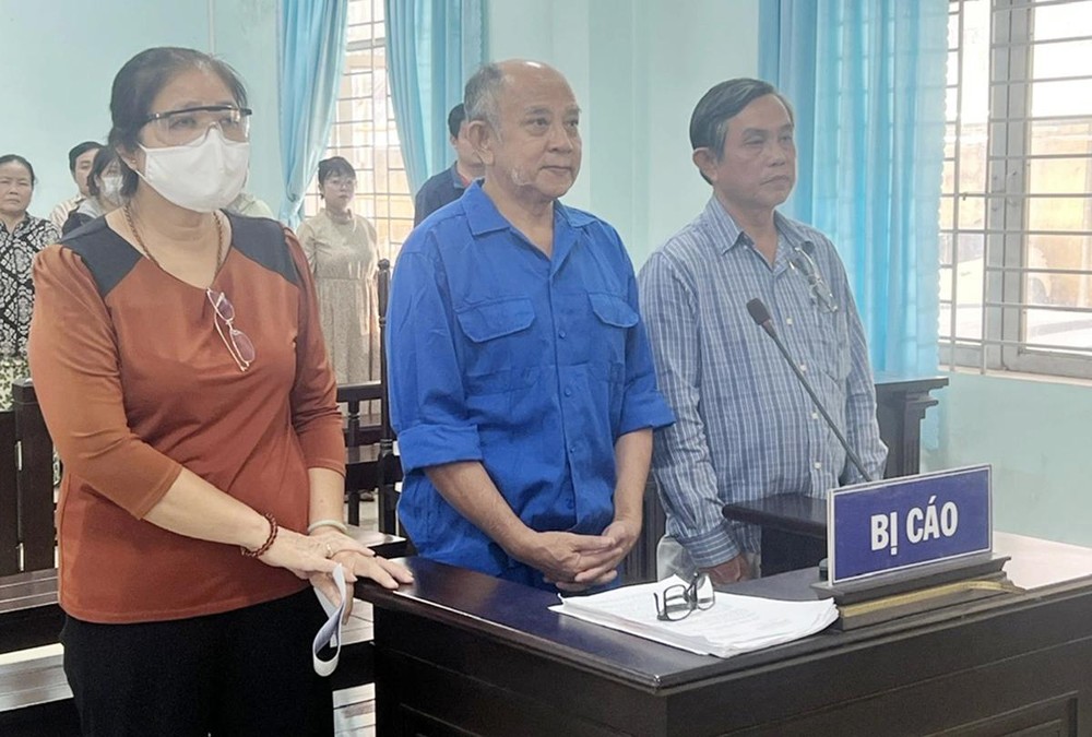 55岁的周玉凤和58岁的陈国俊（陈国新的妻子和弟弟）因“不执行判决” 罪而被判处9个月有期徒刑。