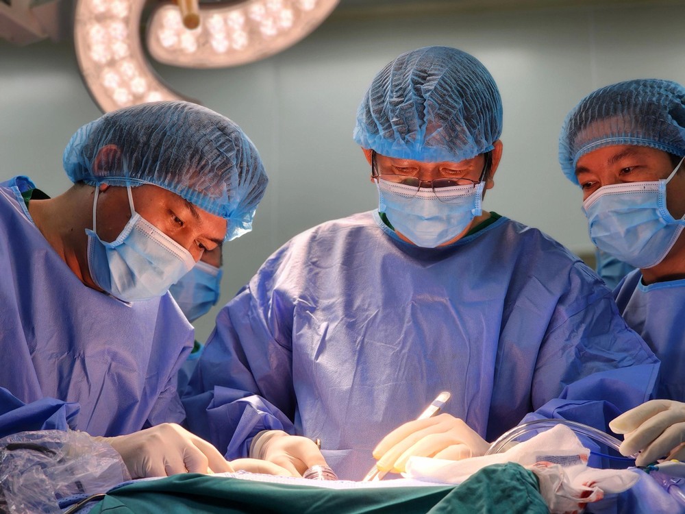 芹苴市全科医院医生们实施首例肾脏移植手术。