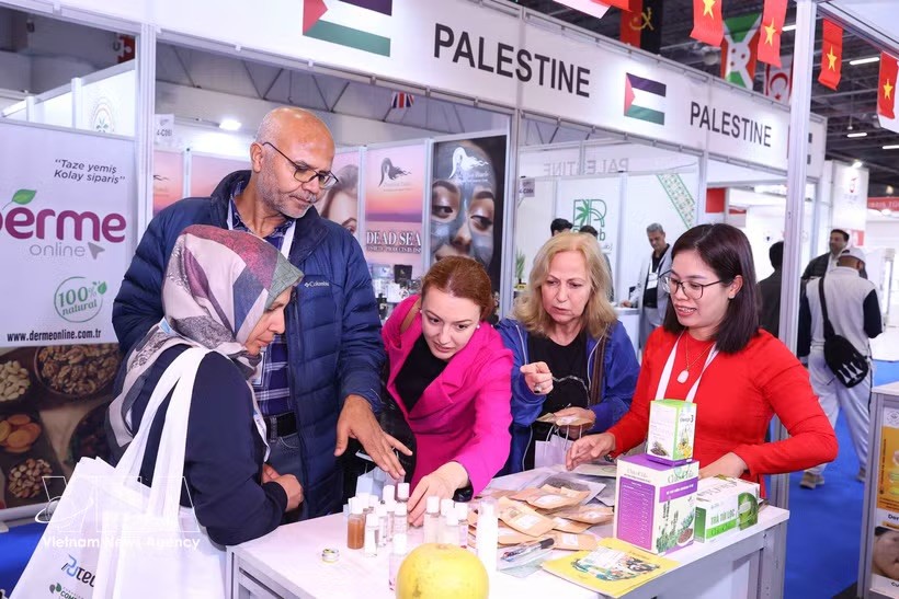 国际代表们参观了越南河内绿色合作社在2025年清真食品展览会上的展位。