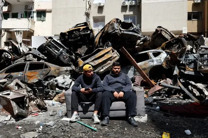 4月13日，以色列对黎巴嫩首都贝鲁特发动猛烈空袭后受影响区域之一的现场。