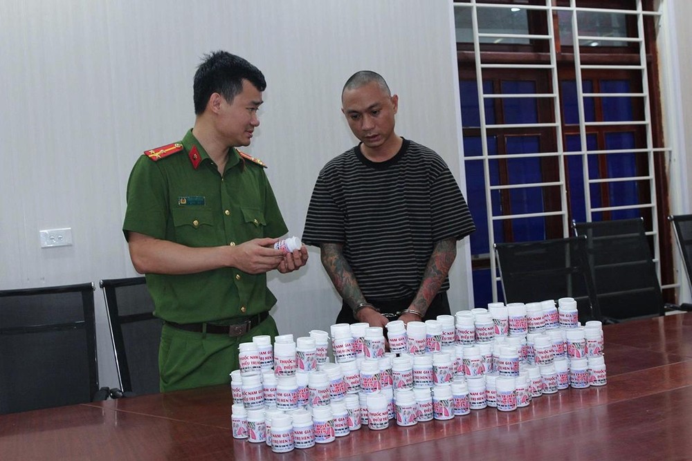 嫌犯阮维山（右）及物证在调查机关。