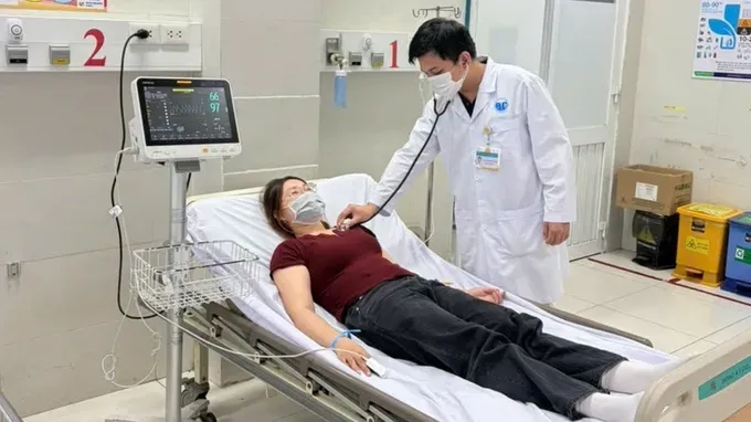 医生为午餐后急诊患者进行检查。