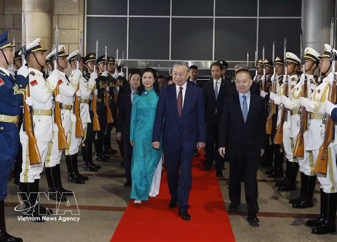 党中央总书记、国家主席苏林一行欢送仪式在北京西站举行。 