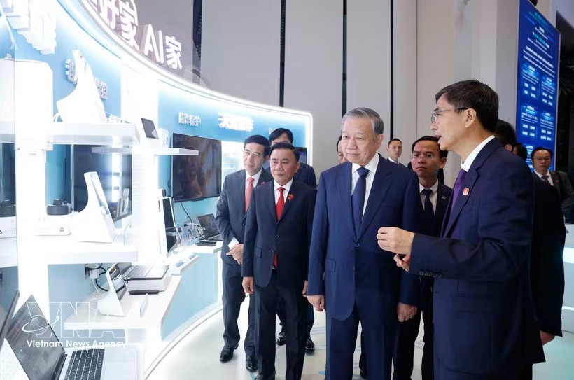 党中央总书记、国家主席苏林听取关于中国—东盟人工智能（AI）应用合作中心的介绍。图自越通社 