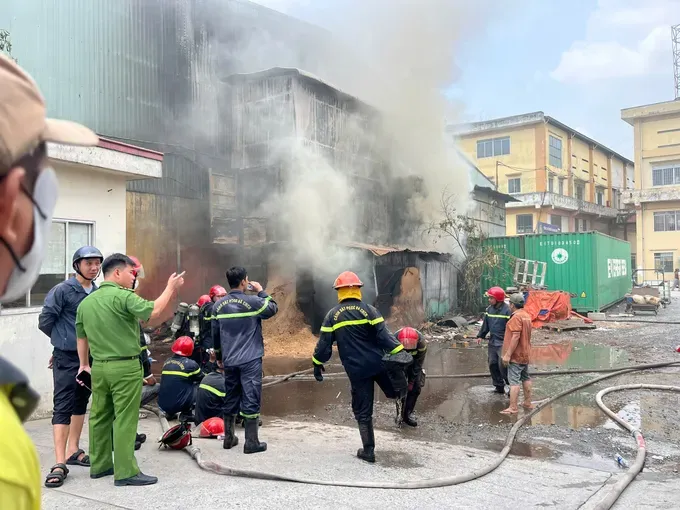 职能力量接近火警现场。