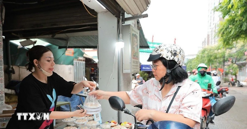 在寒食节期间，首都各商店推出丰富多样的产品款式，满足市民在节日期间的需求。