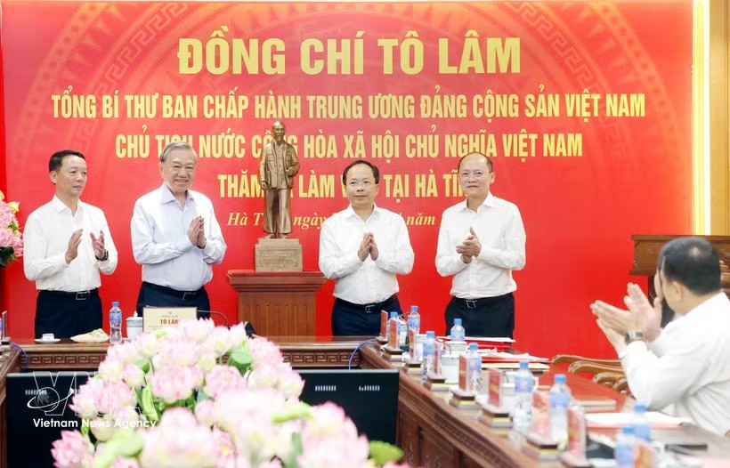 党中央总书记、国家主席苏林向河靖省党委、政府和人民赠送胡志明主席雕像。 