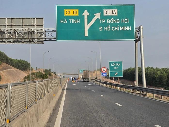  永昂—甘露高速公路龙门架的安装工作按分路段进行，以限制影响到交通。