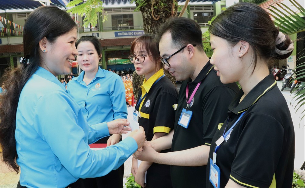  棋盘坊工会主席张武垂媚向劳动者赠送礼物。