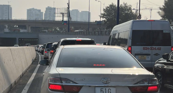  安富交通枢纽地下隧道上午7时出现堵塞情况。