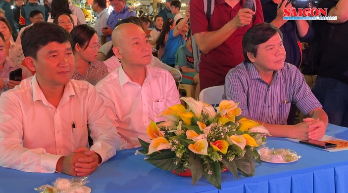  各位代表出席堤岸夜市启动仪式。 